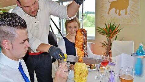 Gastronom Dominik Wohlfeil (28) serviert seinen Gästen Leckeres vom Rodizio-Grillspieß.  Fotos: Sigismund von Dobschütz
