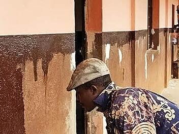 Der Erlös des Fastenessens wird für die notwendige Renovierung einer Schule in Bafang (Kamerun) verwendet, die Abbè Christian leitet. Foto: p