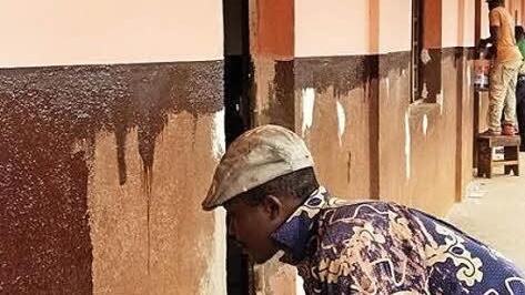 Der Erlös des Fastenessens wird für die notwendige Renovierung einer Schule in Bafang (Kamerun) verwendet, die Abbè Christian leitet. Foto: p