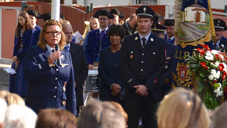 Gedenken am Lindenplatz: die Vorsitzende des Feuerwehrvereins, Birgit Below (links), spricht, neben ihr stehen (von links) der Zweite Bürgermeister Daniel Wehner, Gemeinderätin Silvia Metz und Feuerwehrkommandant Thomas Geis. Foto: Kathrin Kupka-Hahn