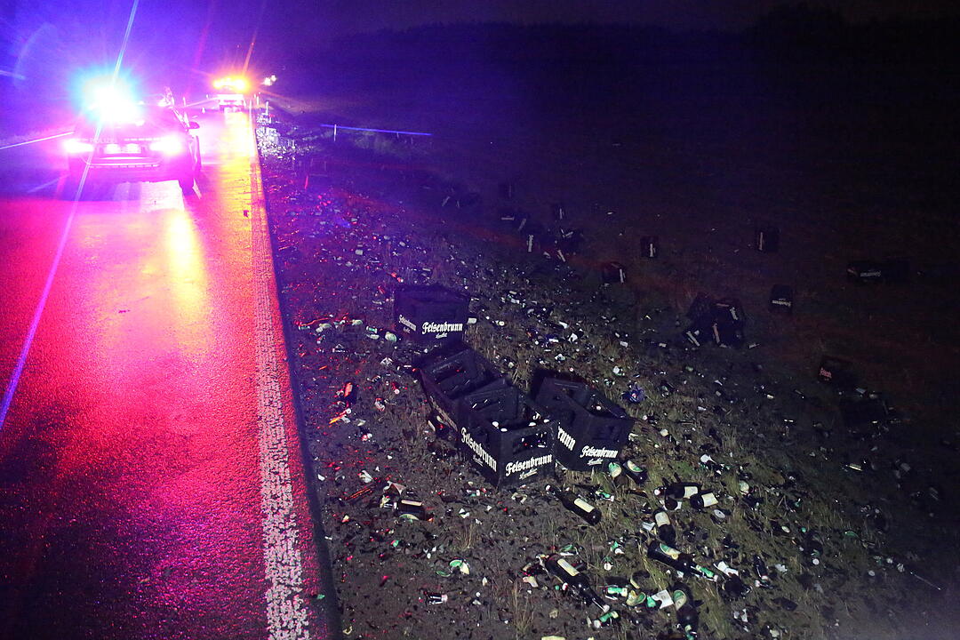 Oberfranken: Bierlaster verliert Ladung auf B173