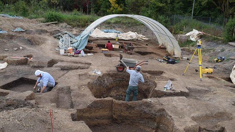 Seit rund eineinhalb Jahren laufen die Ausgrabungen nahe dem Münnerstädter Studienseminar. In rund zwei Jahren soll dort das neue Berufsbildungszentrum stehen.Oliver Specht
