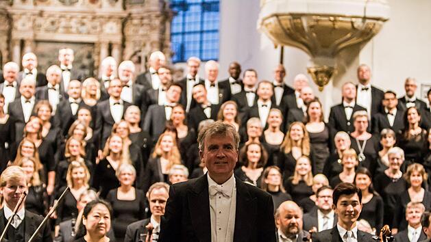 Reichlich Applaus gab es f&uuml;r das Sinfoniekonzert, das die Royal Choral Society unter Leitung von Richard Cooke gemeinsam mit dem Chor und dem Philhamronischen Orchester des Landestheaters Coburg in der Morizkirche gestaltete.Foto: Jochen Berger