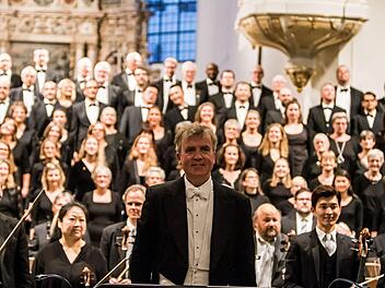 Reichlich Applaus gab es für das Sinfoniekonzert, das die Royal Choral Society unter Leitung von Richard Cooke gemeinsam mit dem Chor und dem Philhamronischen Orchester des Landestheaters Coburg in der Morizkirche gestaltete.Foto: Jochen Berger
