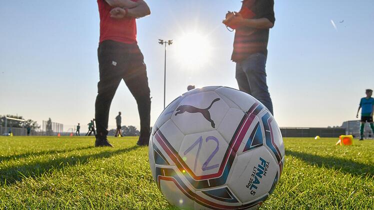 Eine Änderung: Die Bälle sind mit den Nummern der DJK-Spieler gekennzeichnet und so personalisiert.