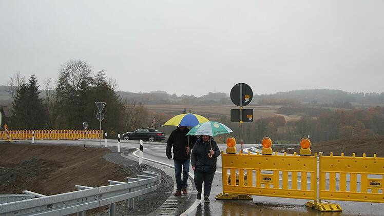 Ein Sonntagsspaziergang dort, wo in einer Woche nur noch Autos rollen. Auch vom Regenwetter ließen sich die Stadtsteinacher nicht schrecken.