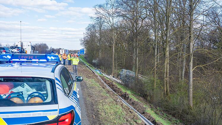 Muldenkipper durchbricht Leitplanke und kippt B&ouml;schung hinunter