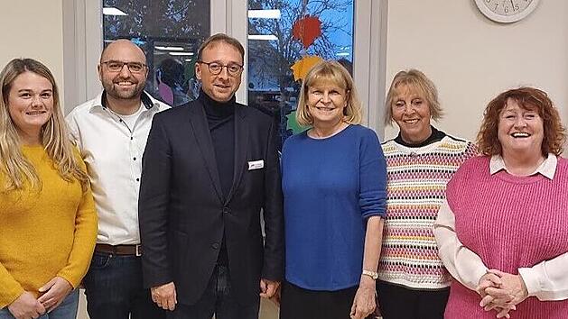 Sabine Gross (3. v. rechts) bei ihrem Besuch mit (v. links) Lisa Teichtweier (Pflegedienstleitung der Sozialstation), Sebastian M&uuml;ller (Kreisrat und SPD-Kreisvorsitzender Lichtenfels), Steffen Coburger (Einrichtungsleitung), Monika Faber (SPD-Kre...