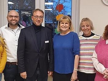 Sabine Gross (3. v. rechts) bei ihrem Besuch mit (v. links) Lisa Teichtweier (Pflegedienstleitung der Sozialstation), Sebastian Müller (Kreisrat und SPD-Kreisvorsitzender Lichtenfels), Steffen Coburger (Einrichtungsleitung), Monika Faber (SPD-Kre...