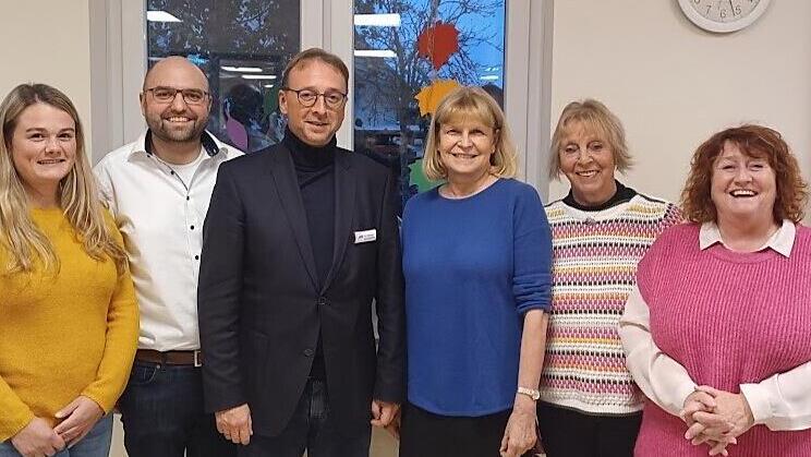 Sabine Gross (3. v. rechts) bei ihrem Besuch mit (v. links) Lisa Teichtweier (Pflegedienstleitung der Sozialstation), Sebastian Müller (Kreisrat und SPD-Kreisvorsitzender Lichtenfels), Steffen Coburger (Einrichtungsleitung), Monika Faber (SPD-Kre...