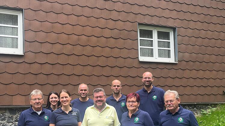 Helmut Rüttiger (1. Wanderwart), Lorena Fuß (Schriftführerin), Simone Müller (Schriftführerin KG), Christoph Schrenk (1. Hüttenwart), Charly Pfannes (2. Vorsitzender KG), Tobias Schuhmann (2. Hüttenwart), Maria Rüttiger (2. Vorsitzende), Ulrich He...