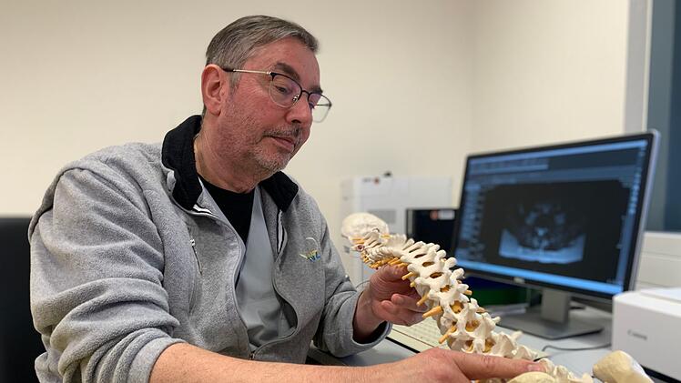 Neurochirurg Torsten Eichenauer vom Medizinischen Versorgungszentrum in Nienburg implantiert Patienten und Patientinnen einen Neurostimulator gegen R&uuml;ckenschmerzen, wenn keine andere Therapie angeschlagen hat.
