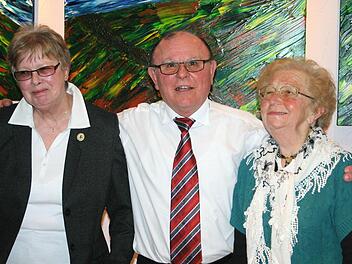 Der OGV hat zwei neue Ehrenmitglieder, die der scheidende Vorsitzende Hans-Georg Scheidt (Mitte) ernannte: Hilde Lang (links) und Erika Gerstner.  Foto: Thomas Meyer