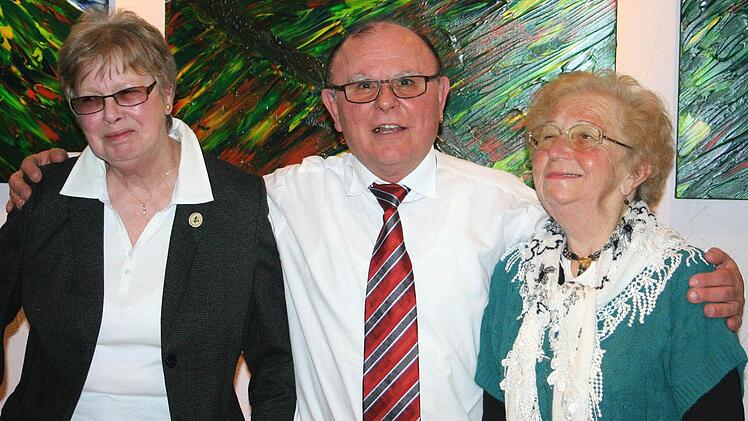 Der OGV hat zwei neue Ehrenmitglieder, die der scheidende Vorsitzende Hans-Georg Scheidt (Mitte) ernannte: Hilde Lang (links) und Erika Gerstner.  Foto: Thomas Meyer