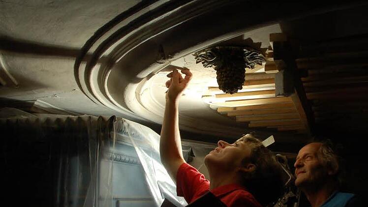 Ursula Drewello und Rainer Fick untersuchen den Stuck an der Decke der Michaelskirche. Fotos: Rainer Lutz