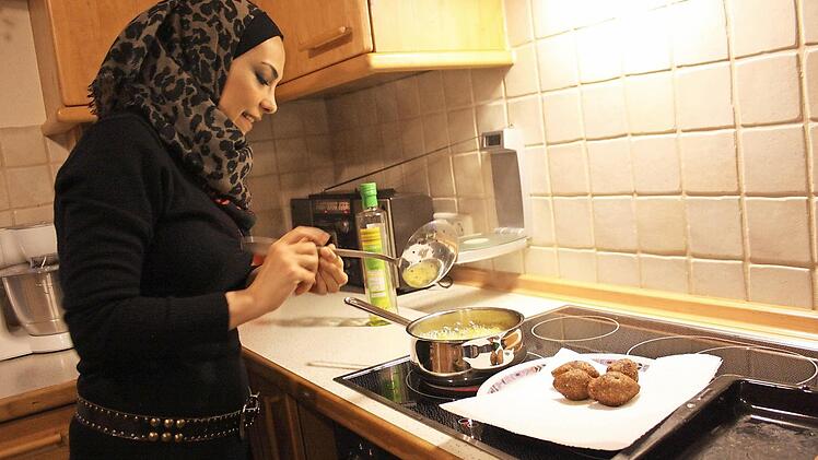 Souzan Kouru beim Frittieren der syrischen Fleischbällchen.