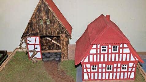 Das Haus der Familie Popp in Reundorf ist für Ortskundige leicht wiederzuerkennen. Dietmar Bauernschmitt hat es nachgebaut. Die Dachziegel von Wohnhaus und Scheune sind einzelnen aufgeklebt und bemalt.  Foto: Popp