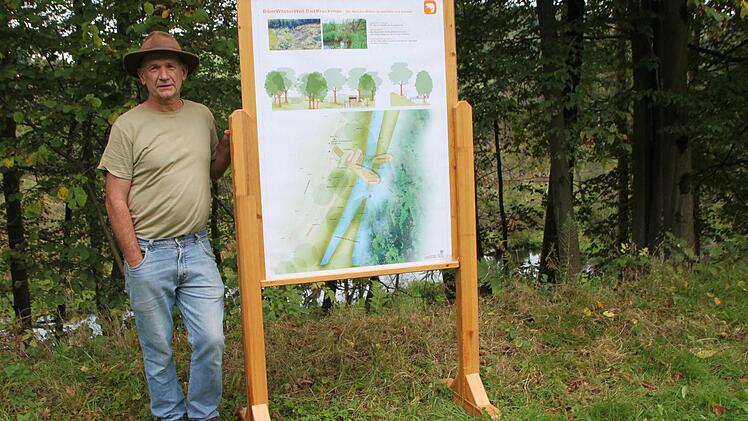 Robert Hildmann, Leiter der Kurgärtnerei des Staatsbads Bad Brückenau, freut sich, das im Jahr 2015 eine Biber-Plattform gebaut wird. Foto: Ulrike Müller