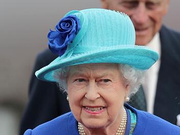 Die britische Königin Elizabeth II. und Prinz Philip kommen am 23.06.2015 in Berlin auf dem Flughafen Tegel an. Die Queen und ihr Mann halten sich zu ihrem fünften Staatsbesuch in Deutschland auf. Foto: Michael Kappeler/dpa