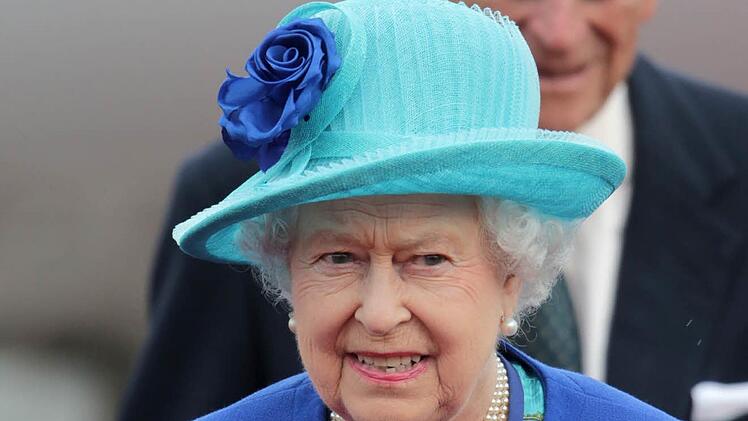 Die britische Königin Elizabeth II. und Prinz Philip kommen am 23.06.2015 in Berlin auf dem Flughafen Tegel an. Die Queen und ihr Mann halten sich zu ihrem fünften Staatsbesuch in Deutschland auf. Foto: Michael Kappeler/dpa