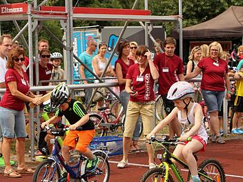 Packende Duelle auf dem Rad sah man immer wieder.Auch die Jüngsten legten sich ins Zeug. Fotos: Günther Geiling