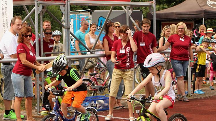 Packende Duelle auf dem Rad sah man immer wieder.Auch die Jüngsten legten sich ins Zeug. Fotos: Günther Geiling