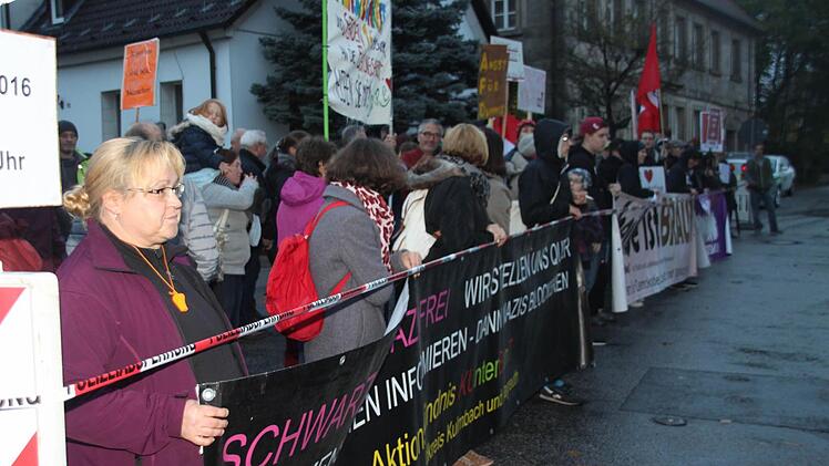 Mit Transparenten und Trillerpfeifen demonstrierten 200 AfD-Gegner friedlich vor dem Neudrossenfelder Bräuwerck. Foto: Stephan Tiroch