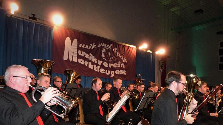 Die rund 50 Musikerinnen und Musiker des sinfonischen Blasorchesters interpretierten eine gute Mischung von erstklassiger Blasmusik. Foto: Werner Reißaus