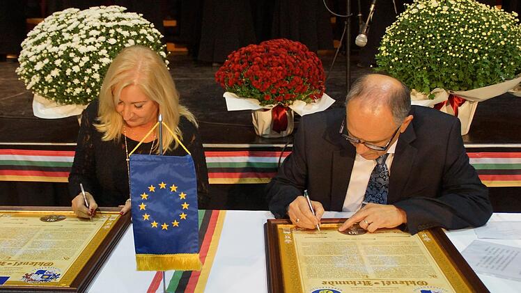 Die Gemeindeoberhäupter Gyöngyi P. Revay  und  Franz Uome aus Marktleugast unterzeichneten zwei  Urkunden. Foto: Klaus-Peter Wulf