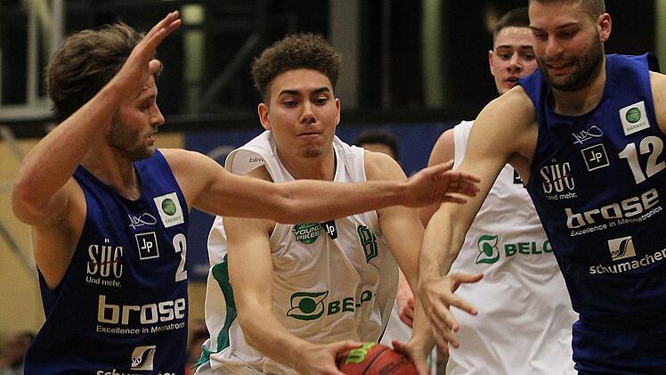 Felix Edwardsson (am Ball) und die Baunach Young Pikes hatten das Hinspiel gegen den BBC Coburg klar dominiert und in eigener Halle einen 78:57-Erfolg gefeiert. Am Samstagabend wollen die ambitionierten Vestestädter den Spieß rumdrehen, allerdings wird Power Forward Christopher Wolf (rechts) verletzungsbedingt fehlen. Constantin Ebert (links) ist dagegen wieder mit von der Partie. Foto: sportpress