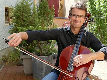 Der Bamberger Symphoniker Eduard Resatsch spielt auf seinem Cello im heimischen Innenhof.