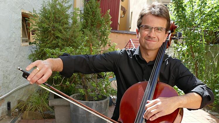 Der Bamberger Symphoniker Eduard Resatsch spielt auf seinem Cello im heimischen Innenhof.