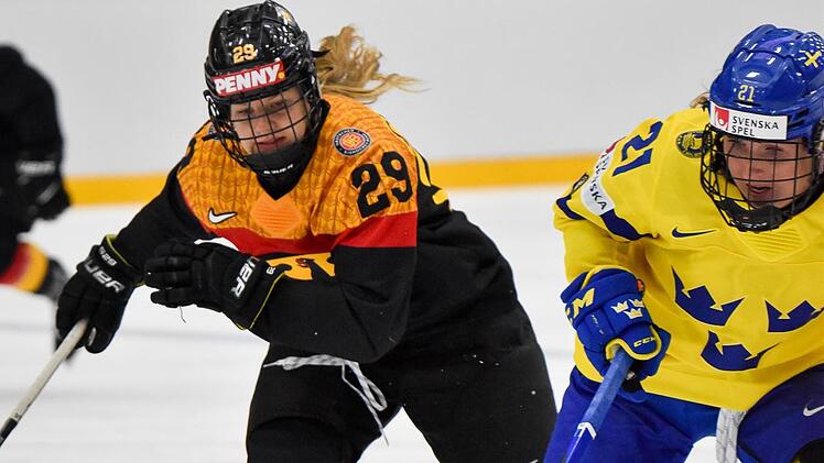 Im Spiel gegen Schweden (unser Bild) leitete Nina Christof (links) mit dem 1:3 die Aufholjagd ein. Foto: Laura Linkenheil/DEB