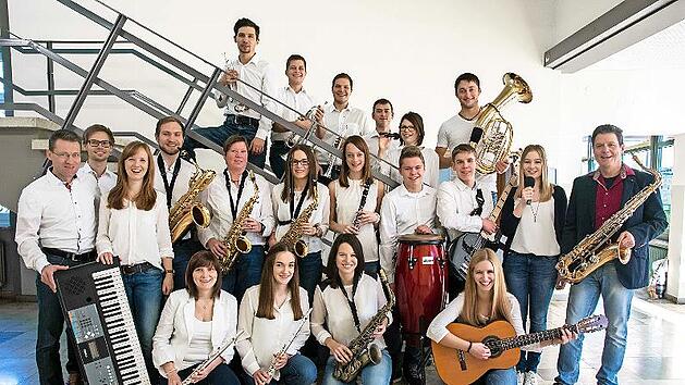 Die Charity-Bigband „Pfeffer, Salz & Sahne“ aus Hofheim tritt auf.