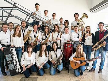 Die Charity-Bigband „Pfeffer, Salz & Sahne“ aus Hofheim tritt auf.