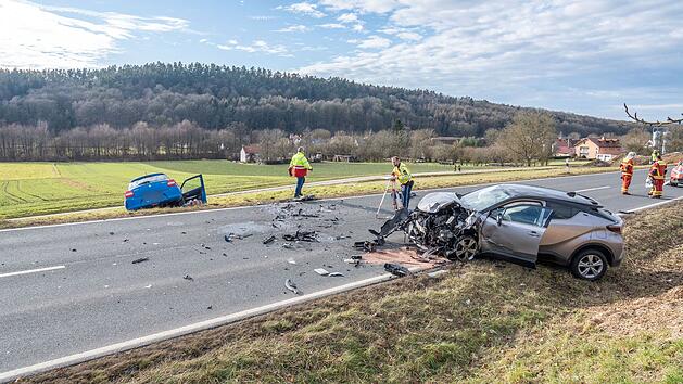 Bad Staffelstein: T&ouml;dliches &Uuml;berholman&ouml;ver - Frau stirbt bei schwerem Autounfall
