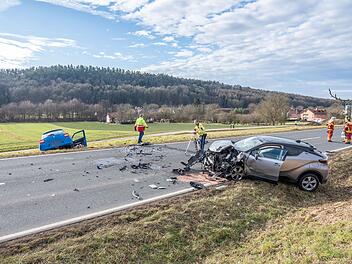 Bad Staffelstein: Tödliches Überholmanöver - Frau stirbt bei schwerem Autounfall
