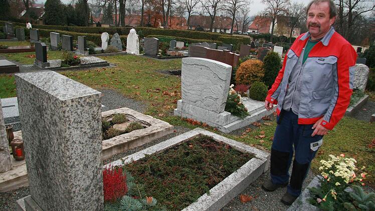 Acht Gräber pflegt der Friedhofswärter und sein Team schon seit Jahren: Das sind Flüchtlingsgräber von Personen, die auf der Durchreise waren und in Kulmbach zu Tode kamen. Die Stadt hat sich damals verpflichtet, die letzten Ruhestätten zu pflegen.  Fotos: Sonja Adam