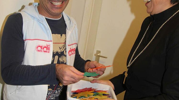 Eigentlich ist Suleman Satullajew (37) Moslem und feiert nicht Weihnachten. "Aber ich bin tolerant", sagt der Journalist lachend, der wegen seiner Arbeit in Aserbeidschan Probleme bekommen hat und jetzt auf Asyl wartet. Suleman Satullajew spricht neben seiner Muttersprache russisch, türkisch, französisch und auch ziemlich gut deutsch.