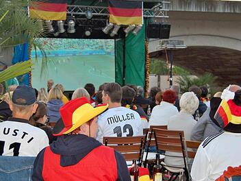 Fans beim Public Viewing am Stadtstrand. Fotos: Sigismund von Dobschütz
