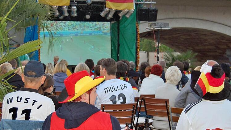 Fans beim Public Viewing am Stadtstrand. Fotos: Sigismund von Dobschütz