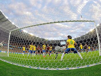 Tooooooor für Deutschland! So wie hier beim 1:0 gegen Brasilien durch Thomas Müller (Dritter von rechts) wollen die Fußballfans im Landkreis auch am Sonntagabend jubeln.