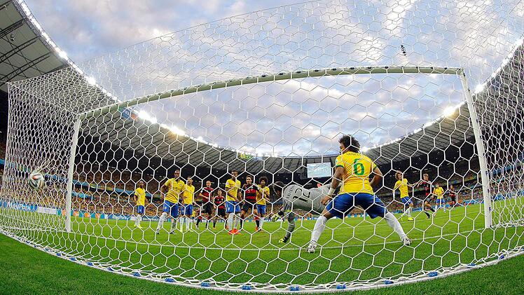 Tooooooor für Deutschland! So wie hier beim 1:0 gegen Brasilien durch Thomas Müller (Dritter von rechts) wollen die Fußballfans im Landkreis auch am Sonntagabend jubeln.