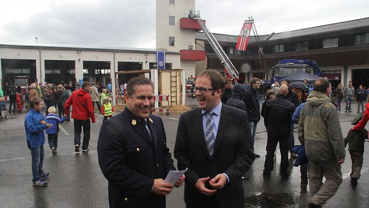 Oberbürgermeister Florian Janik (SPD) und Amtsleiter Friedhelm Weidinger nahmen das schlechte Wetter mit Humor.