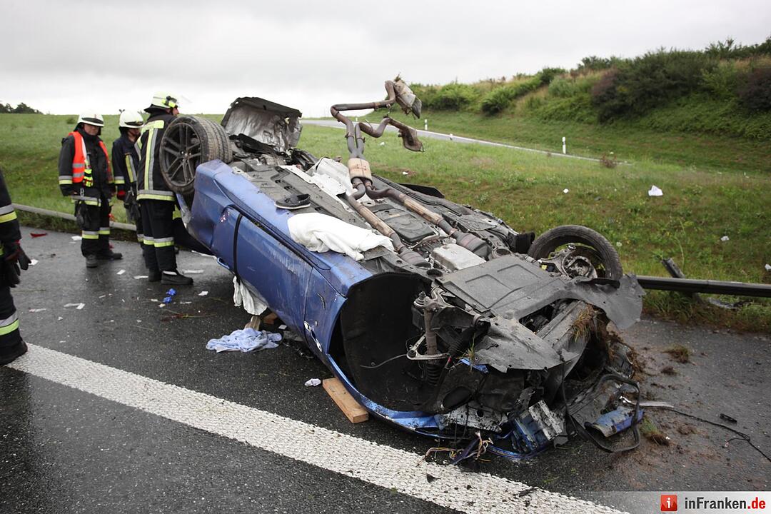 Maserati ueberschlaegt sich auf der A9 - Fahrer schwer verletzt