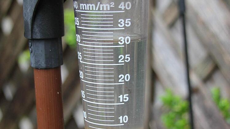 In einem Garten in Ebern-West wurden am Montagmorgen um 8 Uhr 31,5 Liter an Niederschlag gemessen. Foto: Ralf Kestel