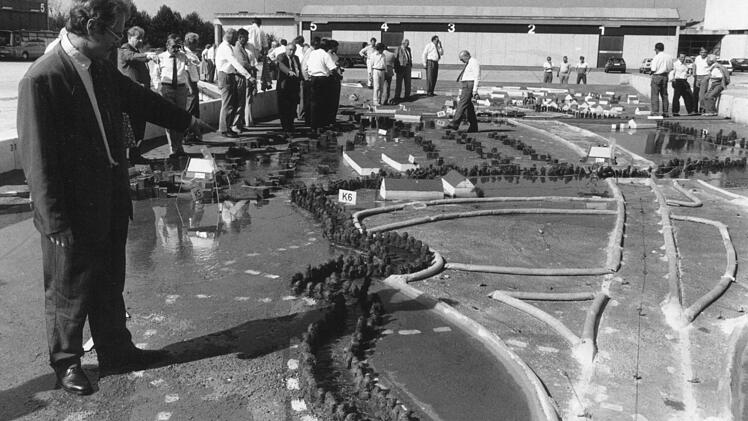 Coburgs Stadträte waren beim zweiten Modellversuch beeindruckt, wie sich ein hundertjähriges Hochwasser ohne Goldbergsee auswirken würde. Fotos: CT-Archiv / Bernd Schmidt