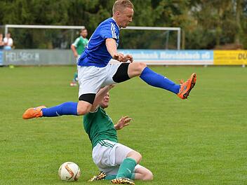 Der Heroldsbacher Andreas Brandmeier überspringt einen Kersbacher. Am Sonntag um 15 Uhr empfängt die SpVgg zum Topspiel in der Kreisklasse 2 den TSV Ebermannstadt.  Foto: Picturedreams