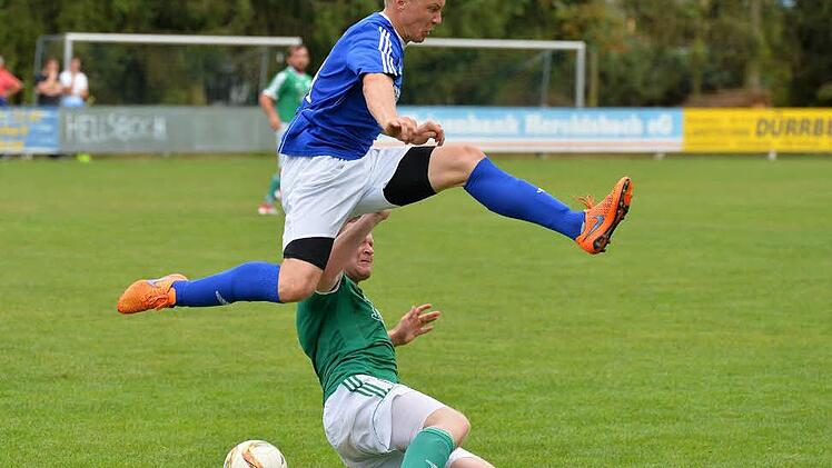 Der Heroldsbacher Andreas Brandmeier überspringt einen Kersbacher. Am Sonntag um 15 Uhr empfängt die SpVgg zum Topspiel in der Kreisklasse 2 den TSV Ebermannstadt.  Foto: Picturedreams
