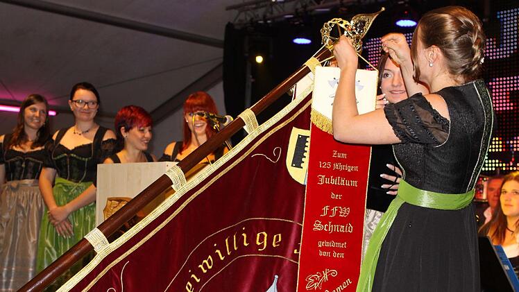 Die Festdamen gratulierten im Prolog und überreichten ein Fahnenband als Geschenk. Foto: Michael Wunder